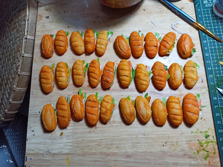 "Đặc sản" phở bò, bánh mỳ kẹp... được anh Đạt làm thủ công từ đất sét 