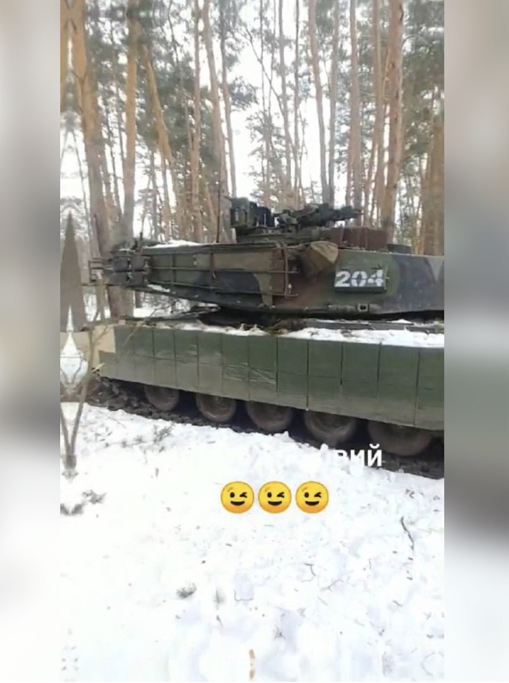 Xe tăng M1 Abrams xuất hiện ở Ukraine, bọc thêm giáp nhưng vẫn lộ điểm yếu? - 1