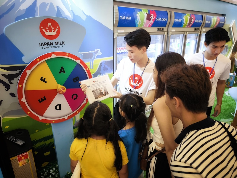 Người lớn, trẻ nhỏ hào hứng thử sữa Nhật, nhận quà thật tại AEON Mall Tân Phú - 3