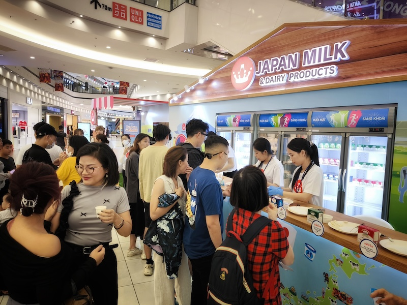 Người lớn, trẻ nhỏ hào hứng thử sữa Nhật, nhận quà thật tại AEON Mall Tân Phú - 2