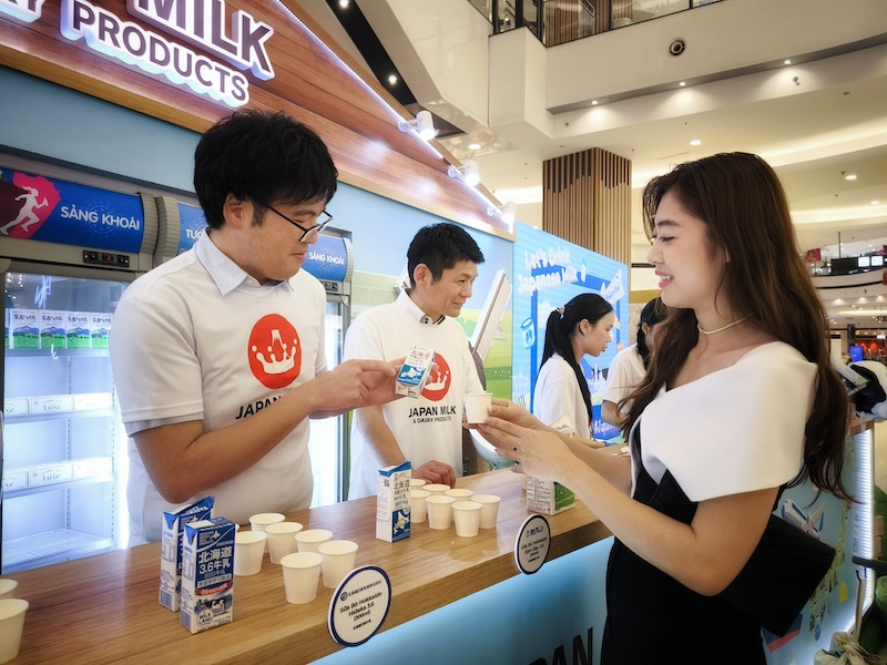 Người lớn, trẻ nhỏ hào hứng thử sữa Nhật, nhận quà thật tại AEON Mall Tân Phú - 4