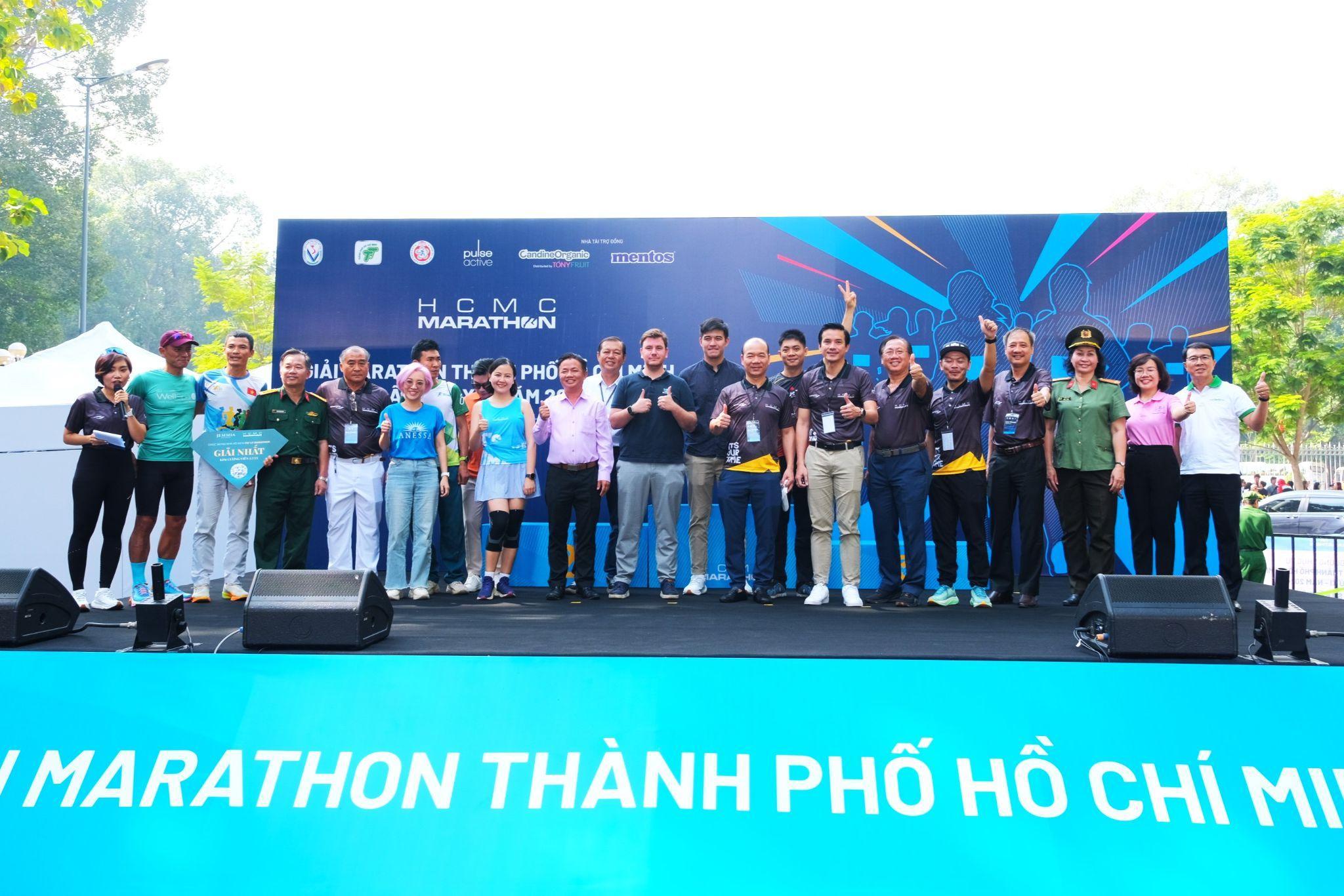 Hàng ngàn người chạy bộ và mở đầu năm mới 2024 cùng HCMC Marathon - 2