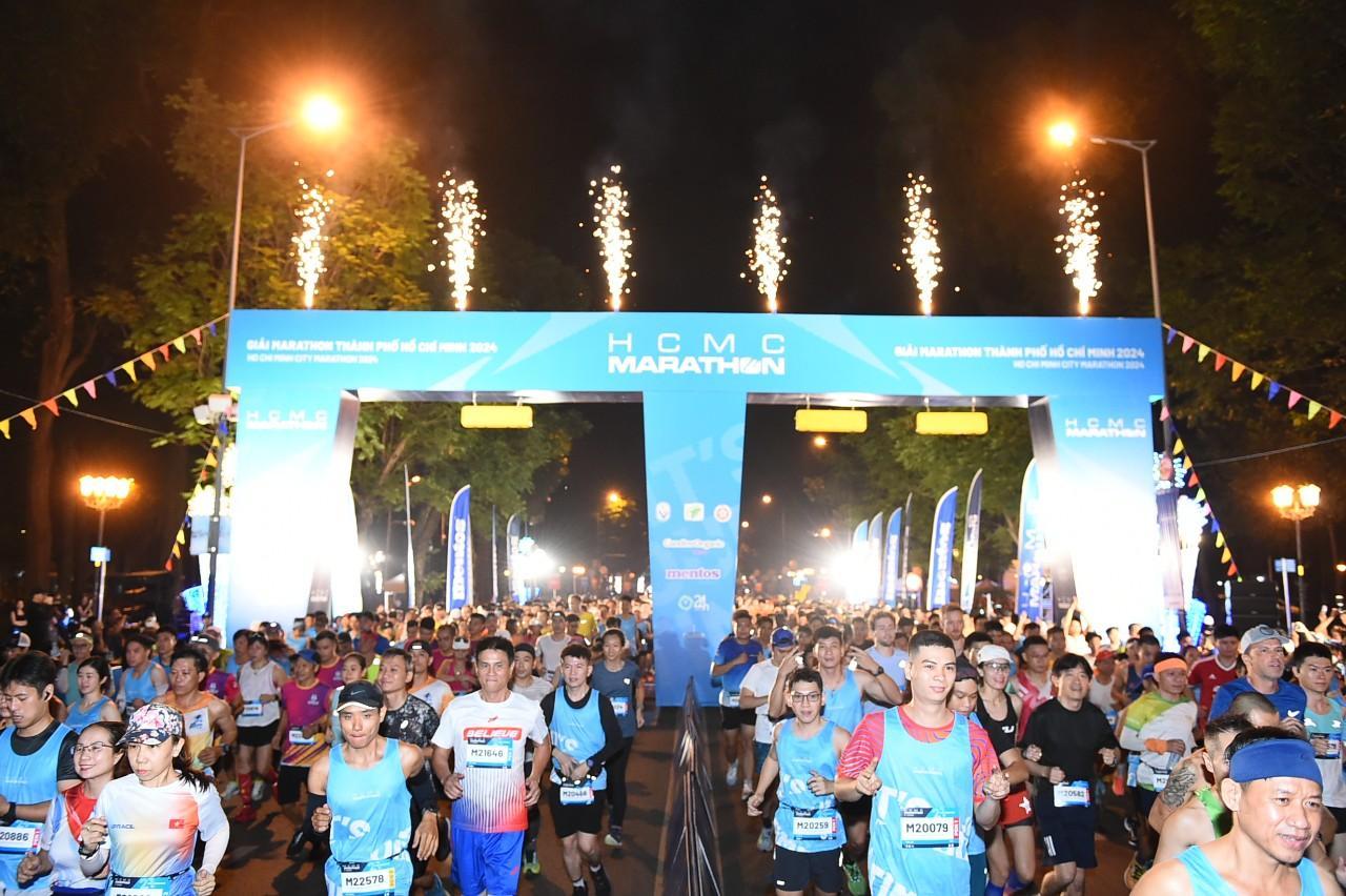 Hàng ngàn người chạy bộ và mở đầu năm mới 2024 cùng HCMC Marathon - 1