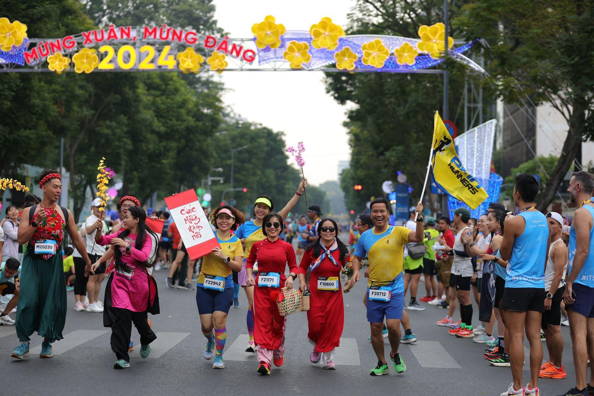 Hàng ngàn người chạy bộ và mở đầu năm mới 2024 cùng HCMC Marathon - 6