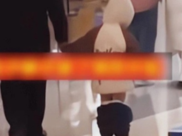 Giáo dục - du học - Cậu bé quần tụt xuống tận đầu gối được ông dắt đi khắp trung tâm thương mại, biết nguyên nhân ai cũng chỉ trích cha mẹ cậu vì một điều