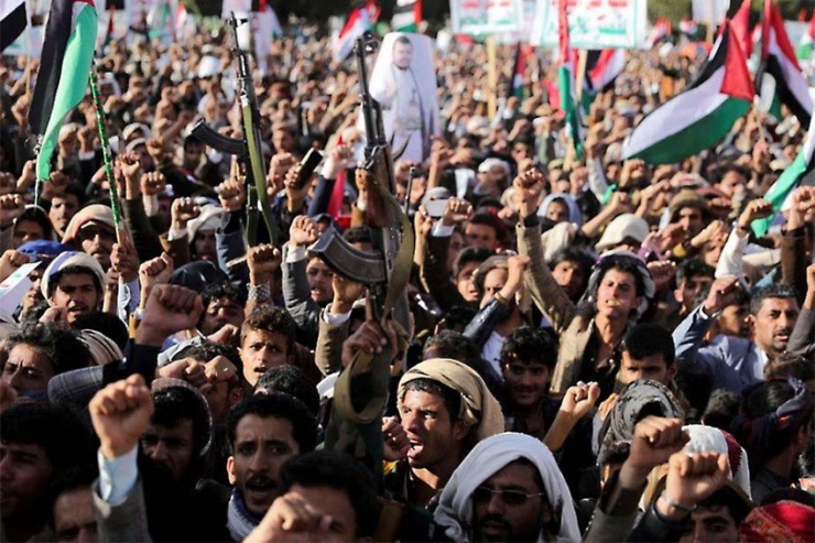 Biểu tình ủng hộ Houthis và phản đối các cuộc không kích do liên quân Mỹ dẫn đầu vào các mục tiêu Houthis ở Yemen vào ngày 12-1, tại Sanaa (Yemen). Ảnh: AP