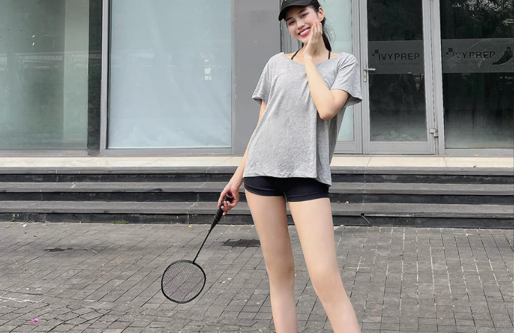 Gần đây,&nbsp;Hoa hậu Việt Nam năm 2020 còn tập luyện cầu lông. Nếu không chơi với cường độ lớn mà chỉ tập luyện hằng ngày để nâng cao sức khỏe,&nbsp;thì đánh cầu lông không làm to tay mà còn&nbsp;giúp cơ thể săn chắc, chân tay thon gọn hơn, thân hình đẹp hơn.
