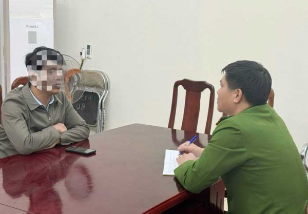 Anh Nguyễn Văn Tường, Phó trưởng phòng Tài nguyên và môi trường huyện Yên Định đang báo cáo với cơ quan Công an.