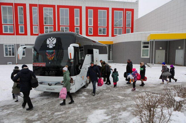 Trẻ em được chuyển đến một trung tâm văn hóa ở vùng Voronezh sau đợt tấn công của Ukraine ngày 10/1. (Ảnh: Reuters)