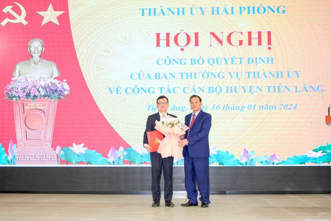 Chủ tịch UBND TP Hải Phòng trao quyết định cho ông Bùi Thành Cương.