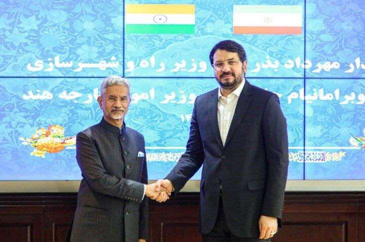 Ngoại trưởng Ấn Độ Subrahmanyam Jaishankar (trái) và Bộ trưởng Giao thông và Phát triển Đô thị Iran Mehrdad Bazrpash trong buổi hội đàm tại thủ đô Tehran (Iran) ngày 15-1. Ảnh: IRNA