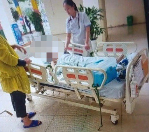 Một trong hai học sinh đang cấp cứu, điều trị tại Bệnh viện Nhi Thanh Hoá.
