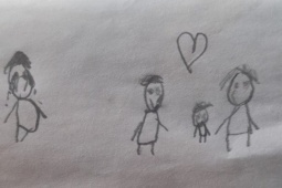 Giáo dục - du học - Thấy con vẽ bức tranh lạ, mẹ Việt òa khóc khi nghe bé nói ý nghĩa từng hình vẽ