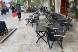 Lối đi cho người khiếm thị ở Hà Nội bị lấn chiếm