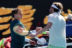 Thể thao - Clip tennis cứu bóng khó tin, Tsitsipas khiến đối thủ "đứng hình"