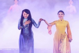 Thời trang - NTK dân tộc Tày họa hoa đào trên áo dài "sắc hoa tri ngộ"