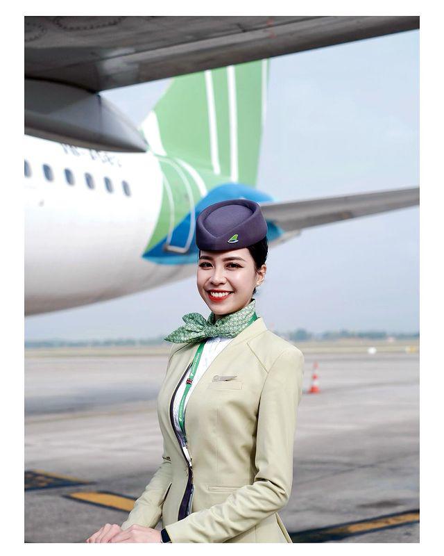 Tống Khánh Linh gây chú ý trên MXH khi trở thành&nbsp;nữ tiếp viên trưởng trẻ nhất hãng hàng không&nbsp;Pacific Airlines năm 21 tuổi.