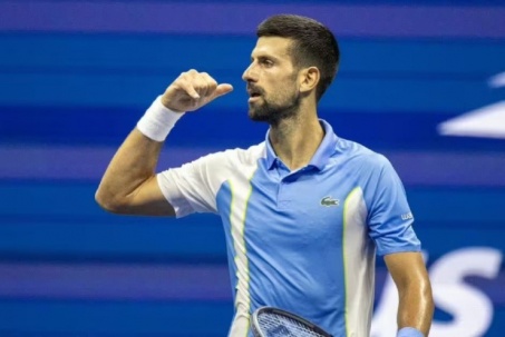 Djokovic tự gây rắc rối, 36 tuổi bị chê ứng xử không bằng tay vợt trẻ