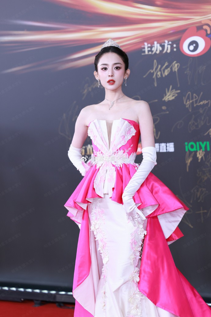 Chiếc váy mà người đẹp Tân Cương mặc trong Đêm hội Weibo vừa qua.