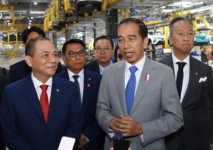 Tổng giám đốc Phạm Nhật Vượng đón tiếp Tổng thống Indonesia Joko Widodo tại nhà máy VinFast ở Hải Phòng