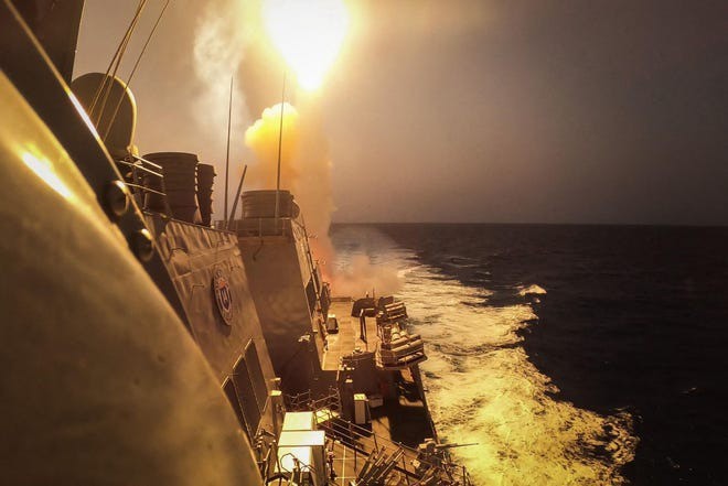 Tàu chiến Mỹ đánh chặn cuộc tấn công bằng tên lửa và UAV của Houthi vào tháng 10/2023 ở Biển Đỏ. Ảnh: Getty