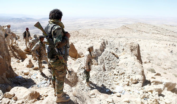 Binh sĩ Yemen đứng trên một ngọn núi ở tiền tuyến giao tranh với các tay súng Houthi ở khu vực Nihem, gần thủ đô Sanaa năm 2018. Ảnh: Reuters