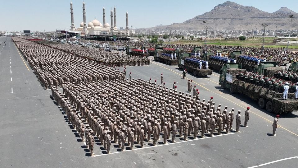 Houthi khoe sức mạnh quân sự trong buổi duyệt binh ở thủ đô Sanaa vào tháng 9/2023. Ảnh: Reuters
