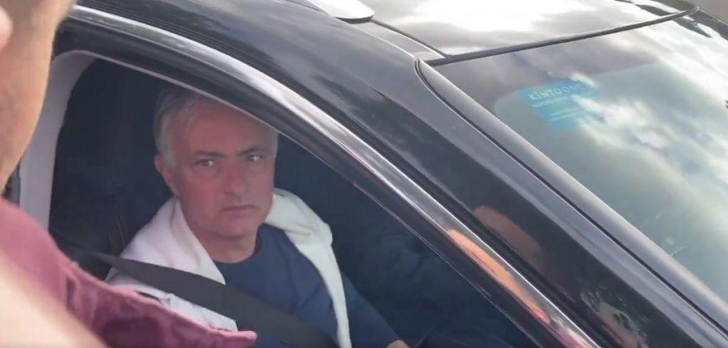 Mourinho mắt đỏ hoe trong ngày rời Roma: Fan đến tiễn, chặn đường "hỏi tội" Dybala - 1