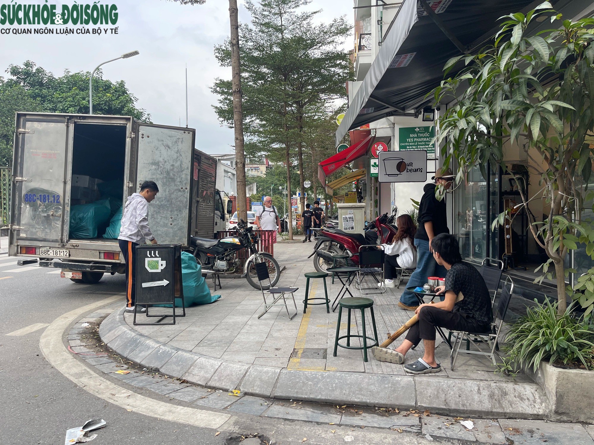 Nhiều quán cà phê bày bàn ghế lấn chiếm vỉa hè, phần đường dành cho người khiếm thị trên phố Nguyễn Đình Chiểu.