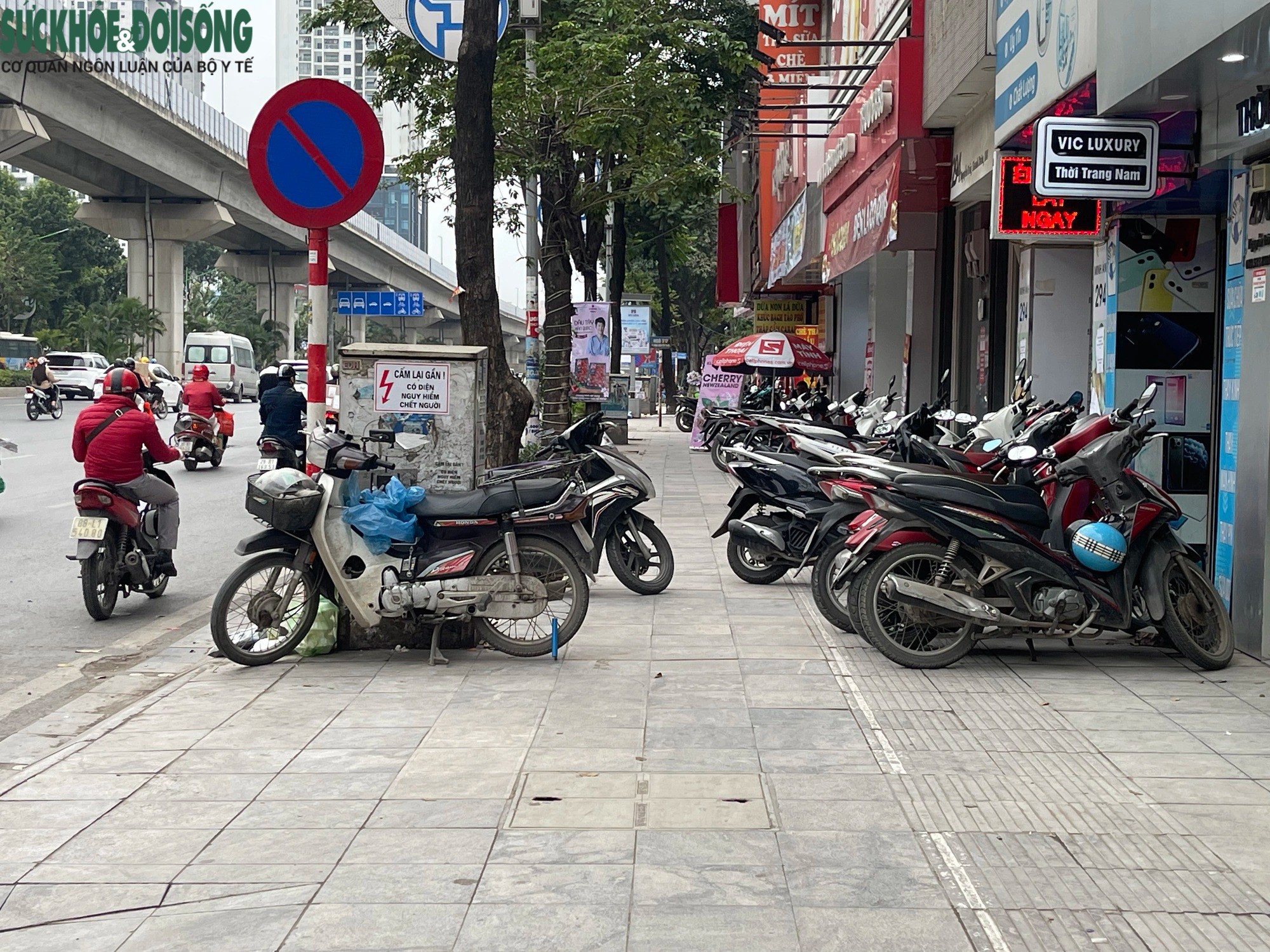 Lối đi cho người khiếm thị ở Hà Nội bị lấn chiếm - 11