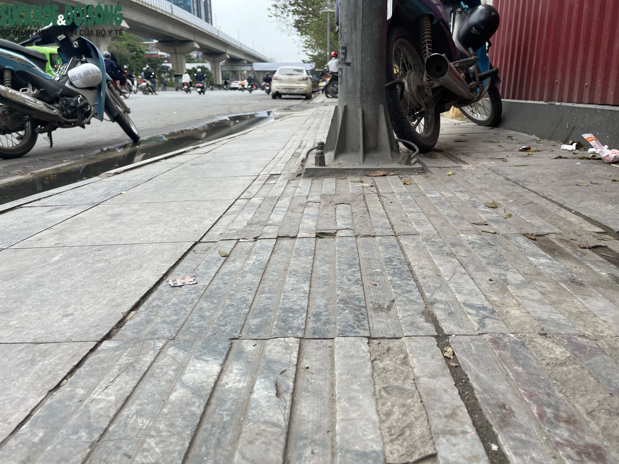 Lối đi cho người khiếm thị ở Hà Nội bị lấn chiếm - 13