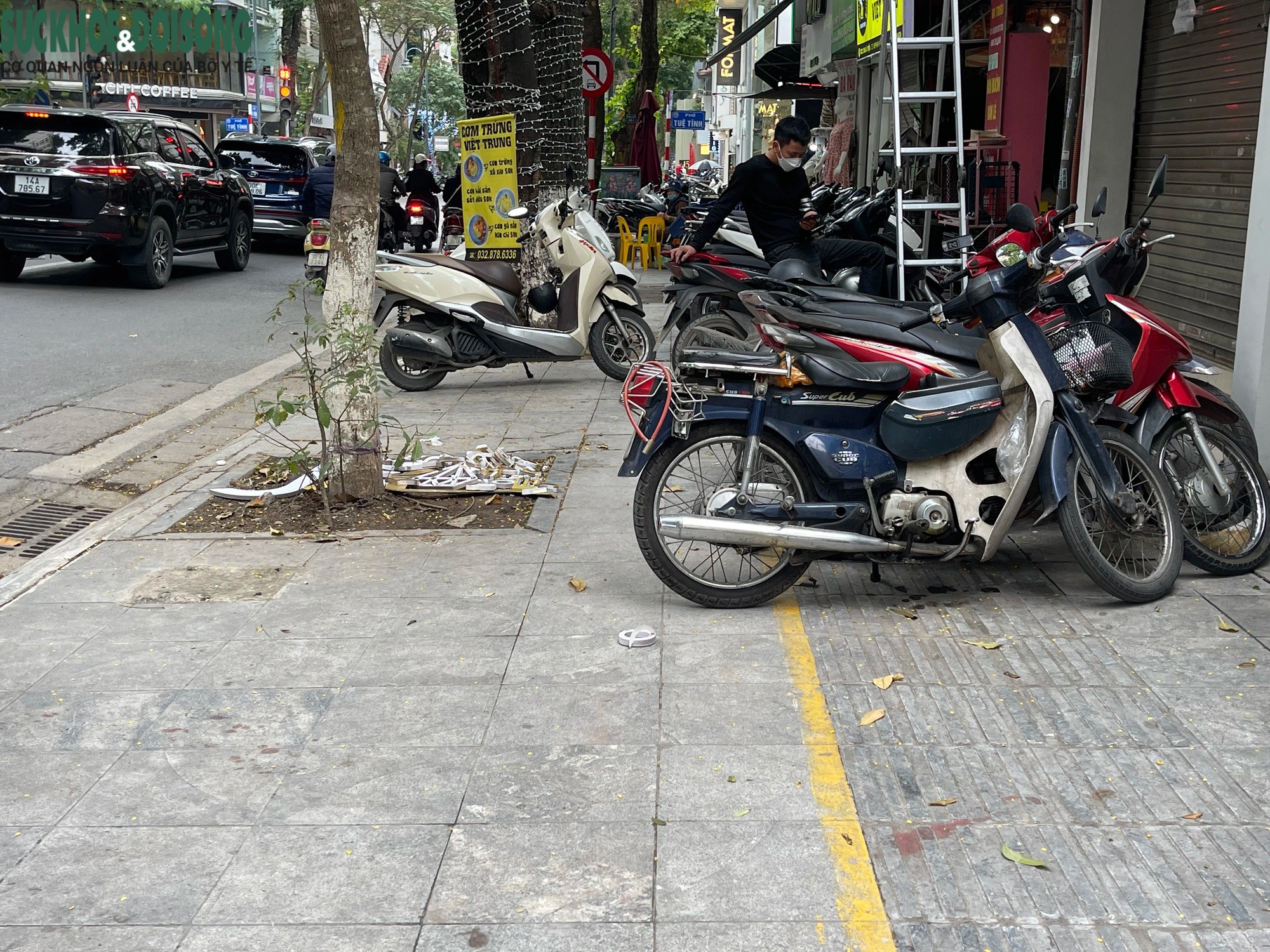 Lối đi cho người khiếm thị ở Hà Nội bị lấn chiếm - 5