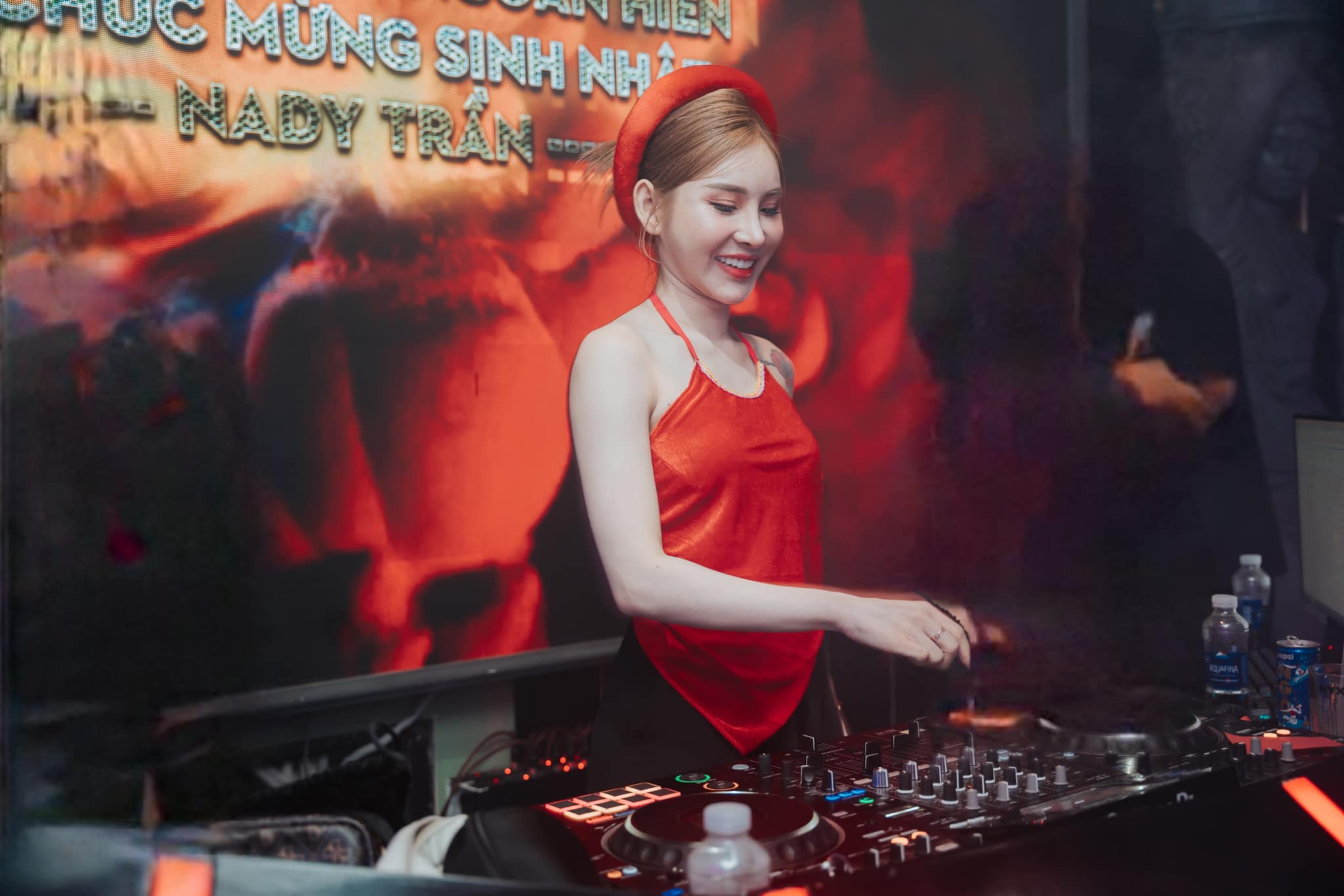 Nữ DJ quê miền Tây mặc cổ phục Việt trên phố đi bộ thu hút mọi ánh nhìn - 4