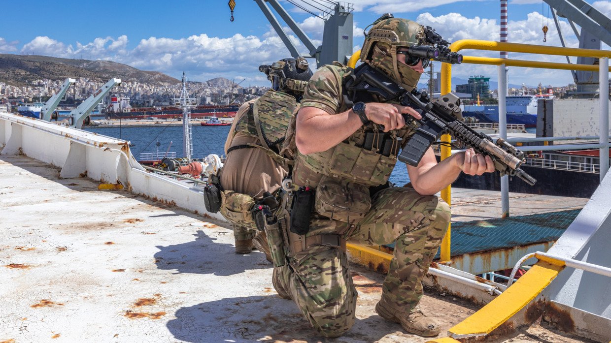 Một đặc nhiệm SEAL tham gia huấn luyện vào tháng 4/2023.