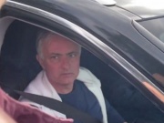 Bóng đá - Mourinho mắt đỏ hoe trong ngày rời Roma: Fan đến tiễn, chặn đường &quot;hỏi tội&quot; Dybala