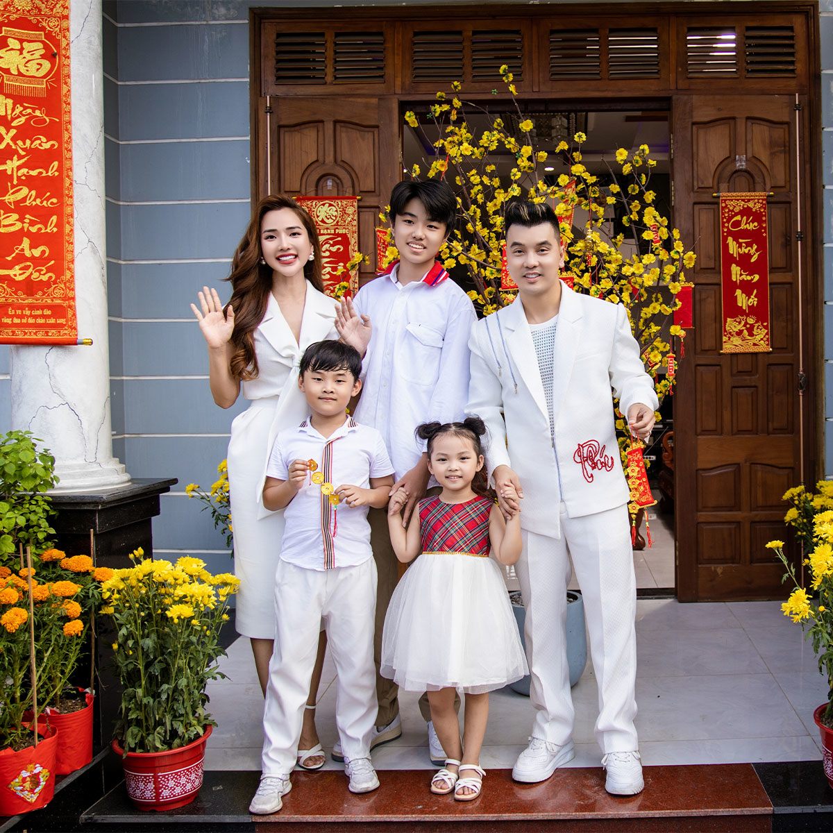 Cả gia đình Ưng Hoàng Phúc góp mặt trong MV&nbsp;Rực Rỡ Sắc Xuân