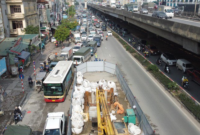 Ùn tắc thường xuyên diễn ra ở đường Nguyễn Xiển do hàng rào công trường dự án xử lý nước thải Yên Xá.