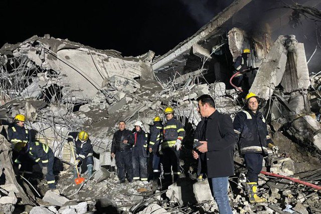 Lực lượng cứu hộ tìm kiếm nạn nhân ở TP Erbil - Iraq ngày 16-1. Ảnh: Anadolu Agency