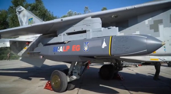 Tên lửa SCALP được gắn dưới cánh tiêm kích Ukraine. Ảnh: BQP Ukraine