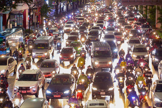 Ùn tắc giao thông ở Hà Nội gây nhức nhối (ảnh: Duy Phạm).