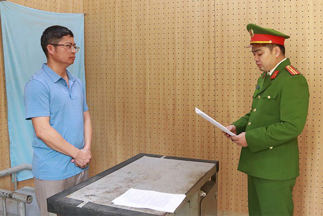 Cơ quan CSĐT Công an tỉnh Sơn La thi hành lệnh bắt bị can Lê Văn Kỳ.