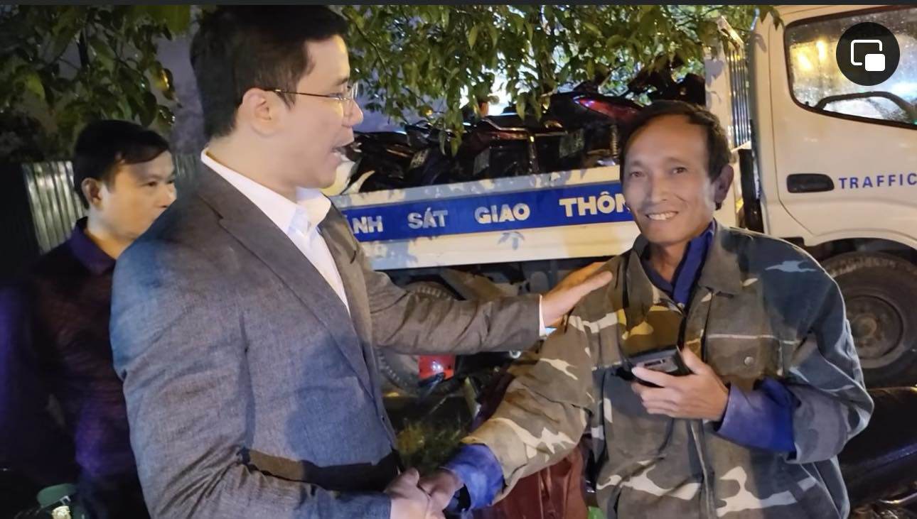 Đại tá Nguyễn Hồng Phong bắt tay người đàn ông say rượu, tuyên truyền, nhắc nhở để người tham gia giao thông không vi phạm nồng độ cồn