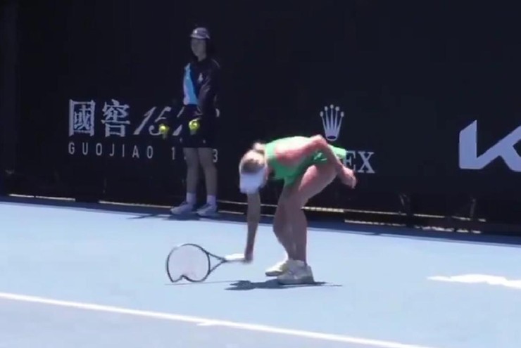 Potapova trút giận lên cây vợt sau trận thua sốc ở Australian Open 2024
