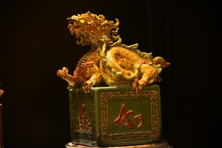 Ấn rồng vẽ vàng có giá tư 8-12 triệu đồng của một xưởng gốm tại Bát Tràng sản xuất.