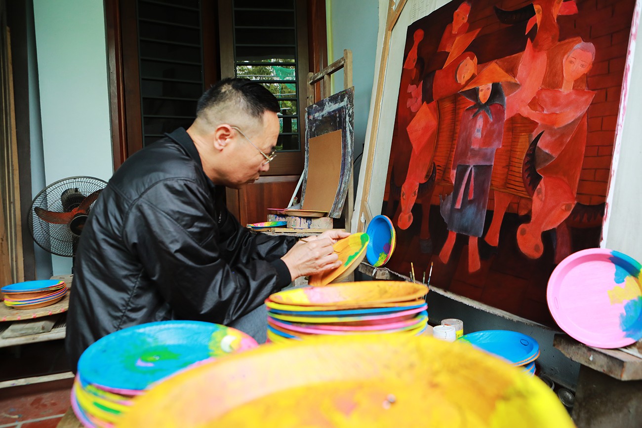 Họa sĩ Hoàng Ngọc Trúc (sinh năm 1962, TP. Vĩnh Yên, Vĩnh Phúc) nổi tiếng về tài vẽ các chủ đề quê hương, cuộc sống con người Việt Nam trên chất liệu mo cau. Từ năm 2020 đến nay, ông đã vẽ được hàng nghìn bức tranh mo cau, trong đó có 2.024 bức tranh vẽ hình rồng.