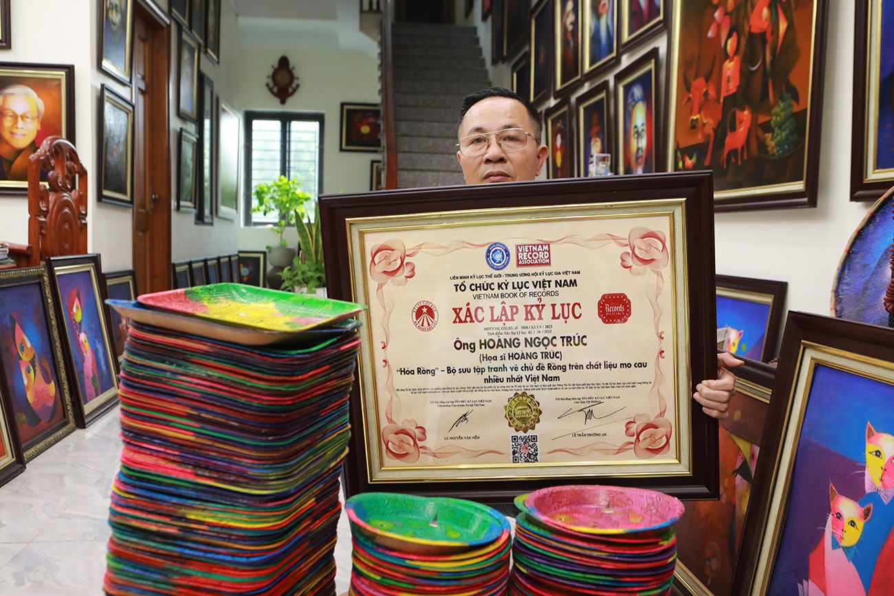 Bộ sưu tập của ông được công nhận Kỉ lục Việt Nam vào ngày 2/10/2023. Thời điểm đó, ông vẽ được 1.324 bức tranh mo cau hình rồng, gồm 100 bức trên những chiếc quạt mo cau và 1.224 bức hình vuông kích thước 23x23cm.