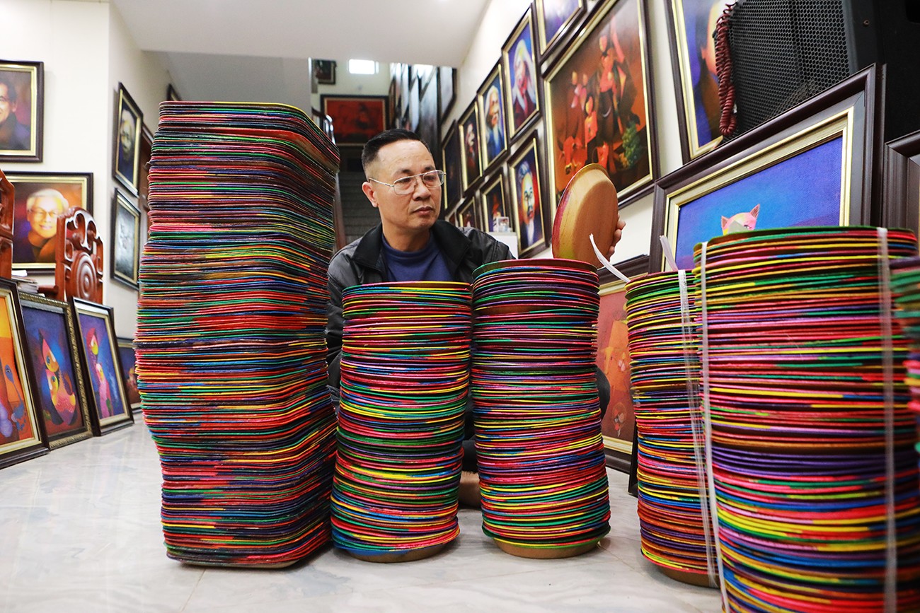 Họa sĩ đang sắp xếp, vận chuyển hơn 1.000 bức tranh mo cau vẽ rồng xuống Hà Nội, bộ sưu tập “Hóa Rồng” sẽ được trưng bày vào đầu năm 2024 tại Trung tâm văn hóa nghệ thuật Việt Nam (Hà Nội).