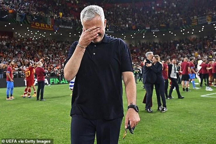 Cách đây hơn 1 năm, Mourinho còn khóc vì giúp Roma vô địch giải hạng 3 châu Âu
