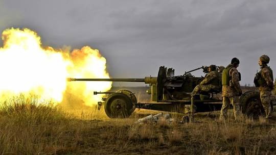 Binh sĩ Ukraine bắn pháo trong cuộc tập trận chống UAV vào tháng 11/2023. Ảnh: AFP