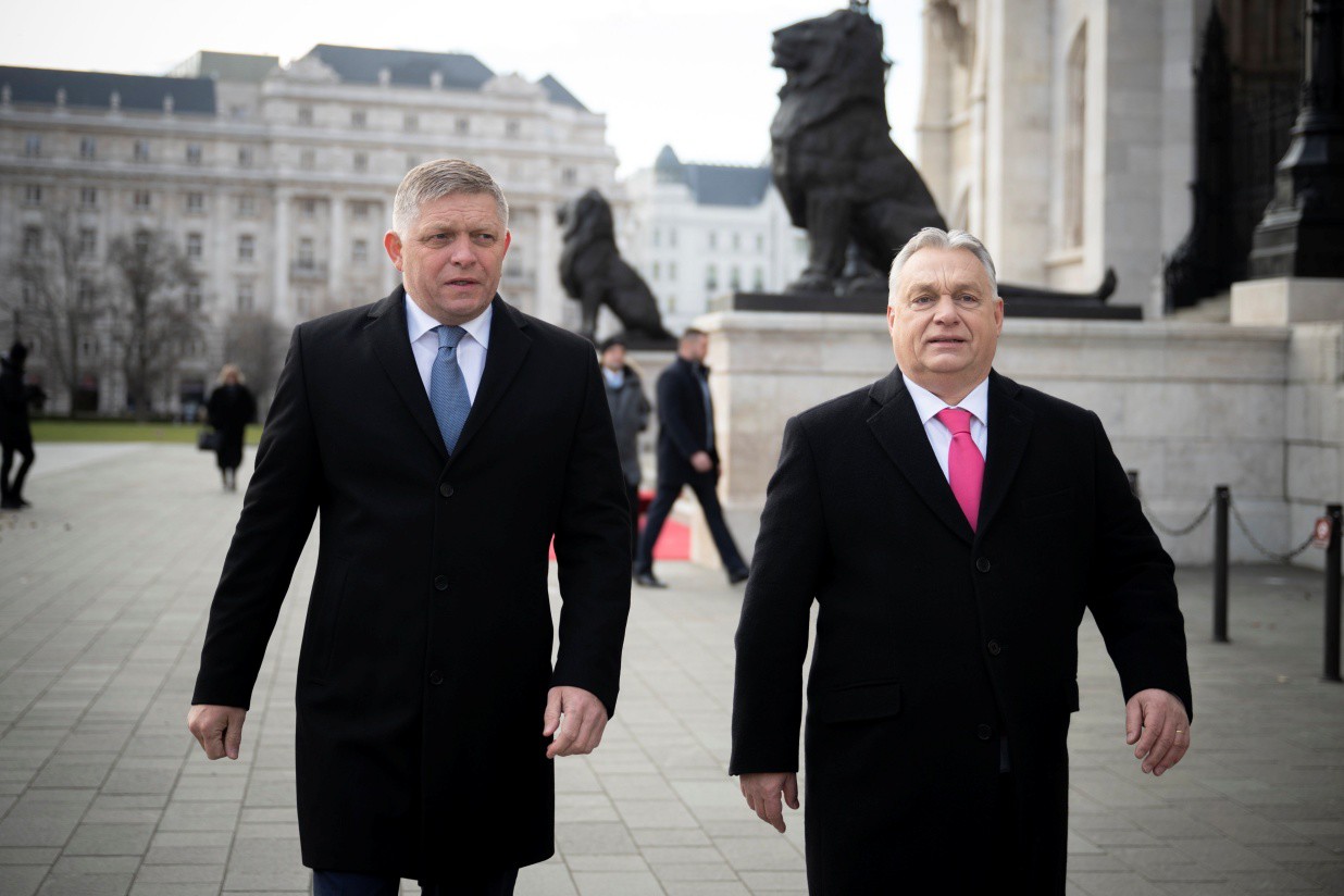 Thủ tướng Slovakia Fobert Fico (trái) gặp người đồng cấp Hungary Viktor Orban ở Budapest hôm 16/1/2024.